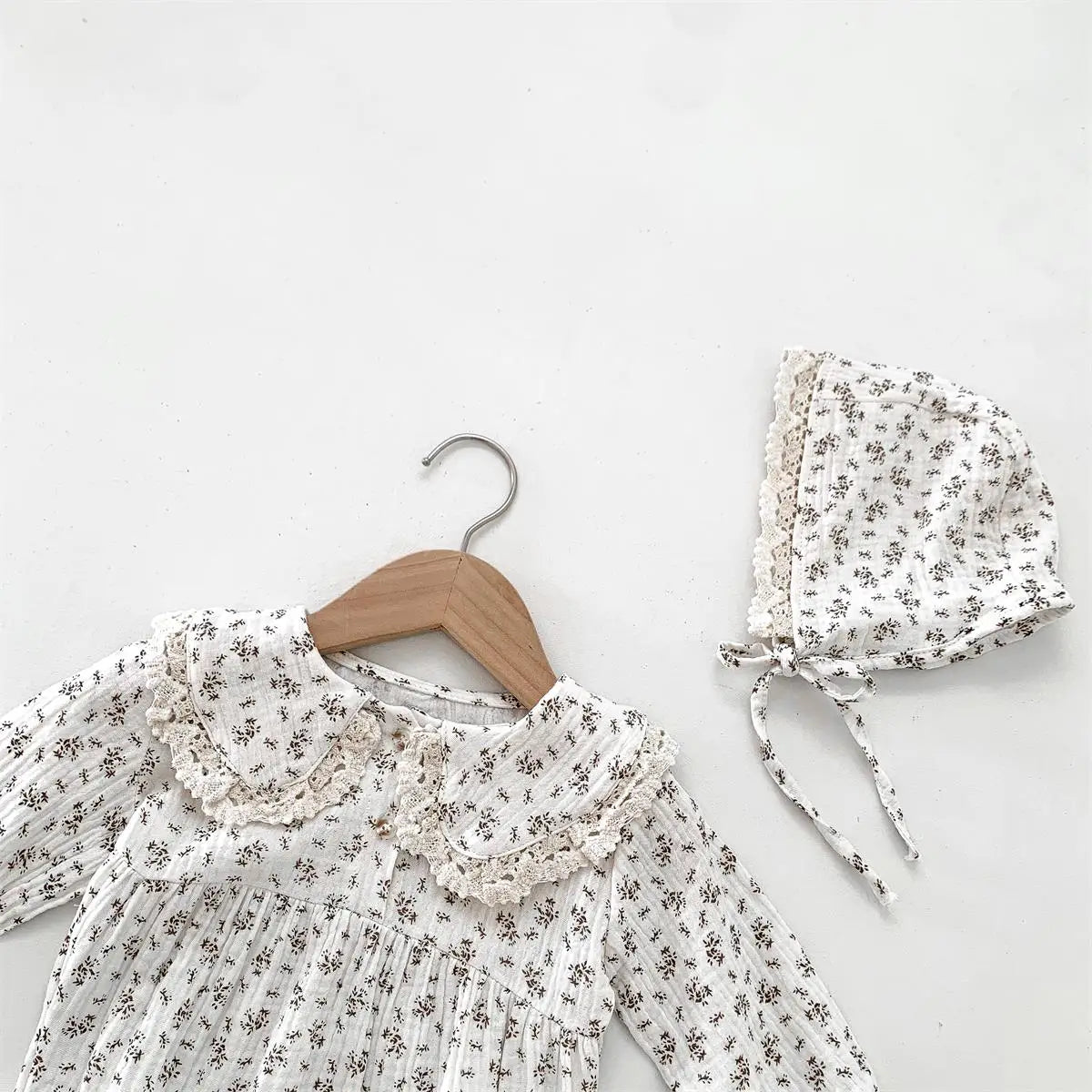 Ensemble Bébé Fille Princesse – Barboteuse à Fleurs avec Col Dentelle + Chapeau | Élégance et Douceur 0–2 Ans