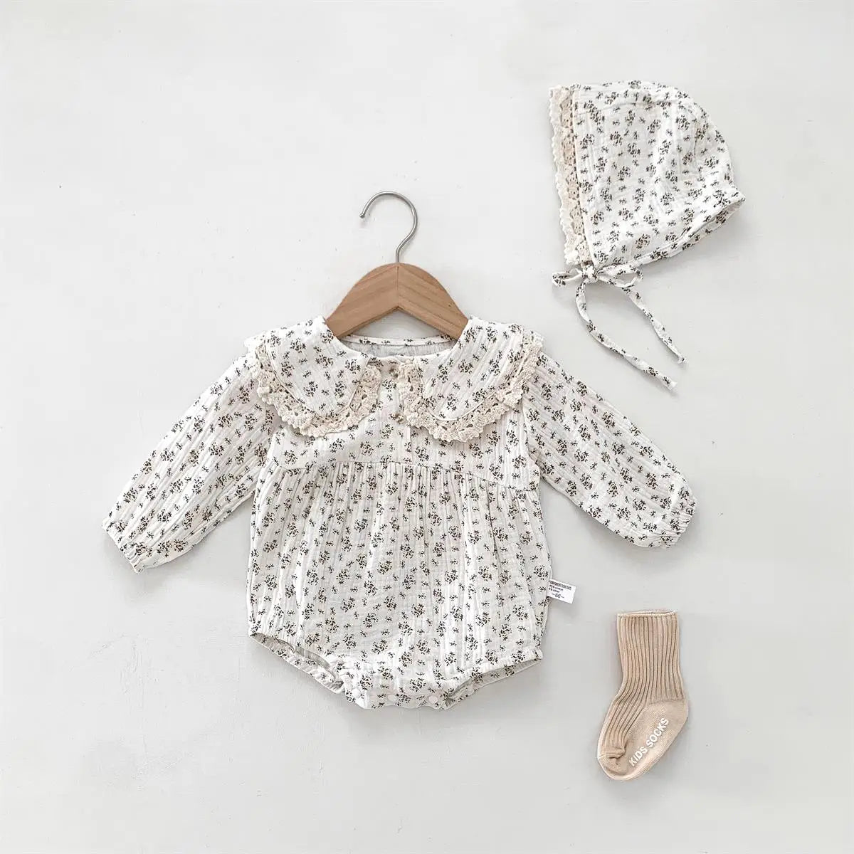 Ensemble Bébé Fille Princesse – Barboteuse à Fleurs avec Col Dentelle + Chapeau | Élégance et Douceur 0–2 Ans