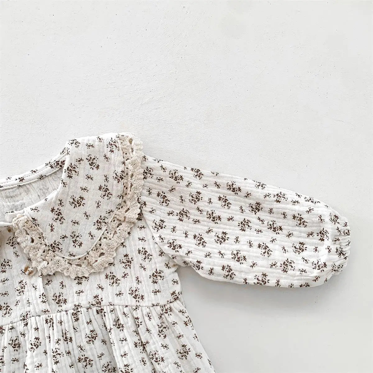 Ensemble Bébé Fille Princesse – Barboteuse à Fleurs avec Col Dentelle + Chapeau | Élégance et Douceur 0–2 Ans