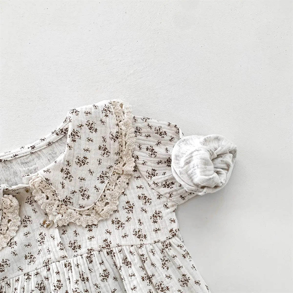 Ensemble Bébé Fille Princesse – Barboteuse à Fleurs avec Col Dentelle + Chapeau | Élégance et Douceur 0–2 Ans
