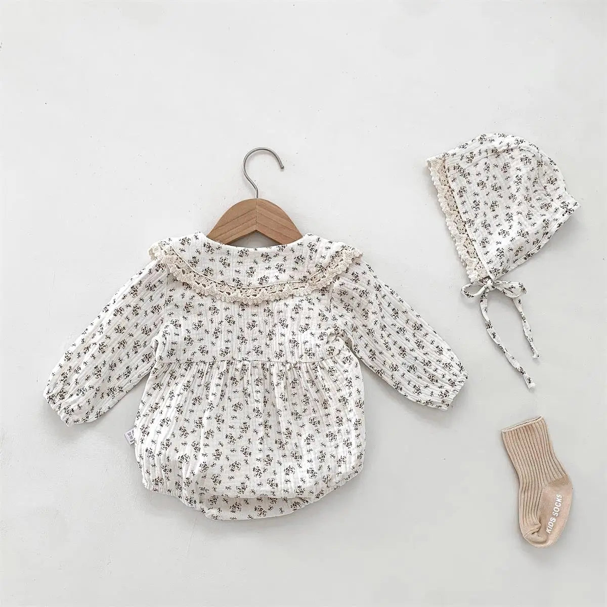 Ensemble Bébé Fille Princesse – Barboteuse à Fleurs avec Col Dentelle + Chapeau | Élégance et Douceur 0–2 Ans