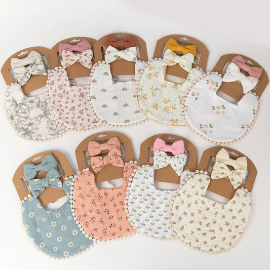 Ensemble 3 pièces –  Bavoirs & Bandeaux Fleurs pour Bébé | Élégance & Confort au Quotidien